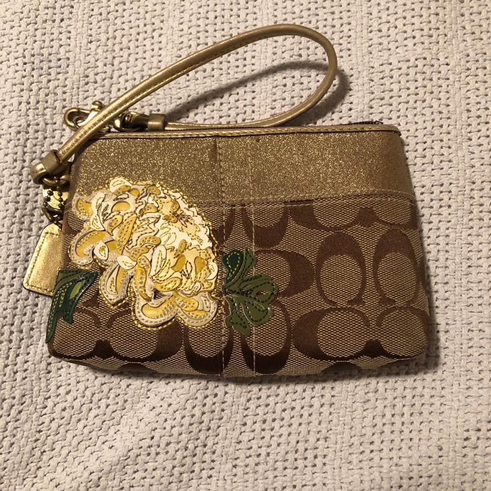 Signature Coach floral wristlet EUC